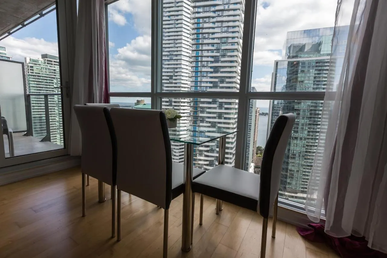 Applewood Suites - 3 Bdrm Ent. District Canada