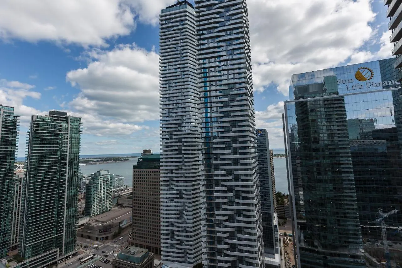Applewood Suites - 3 Bdrm Ent. District 4*, Toronto Canada