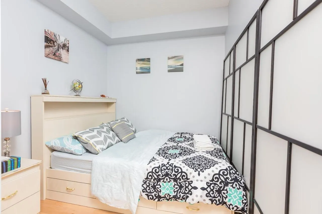 Applewood Suites - 3 Bdrm Ent. District 4*, Toronto