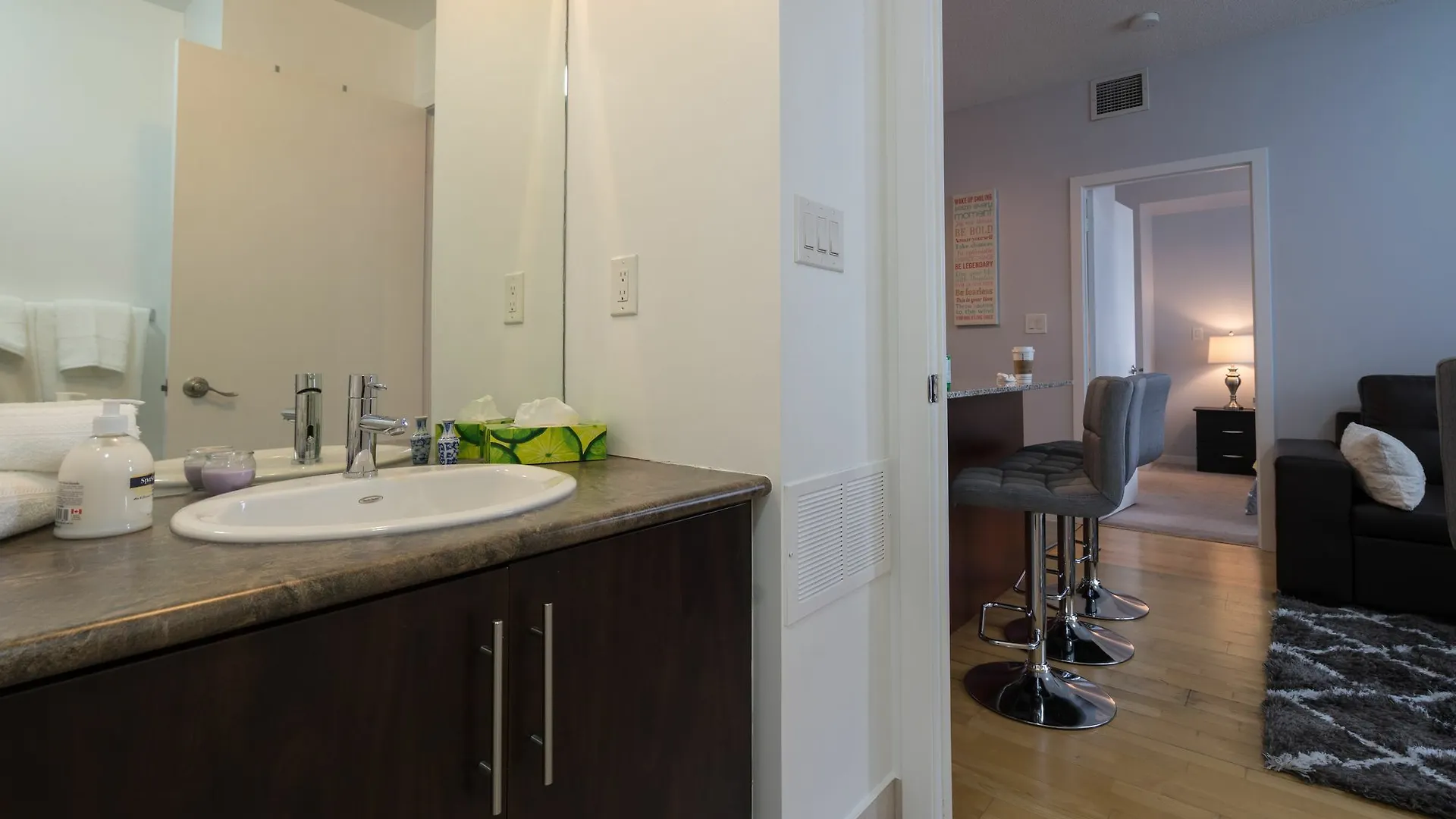 **** Hotel Applewood Suites - 3 Bdrm Ent. District Canada