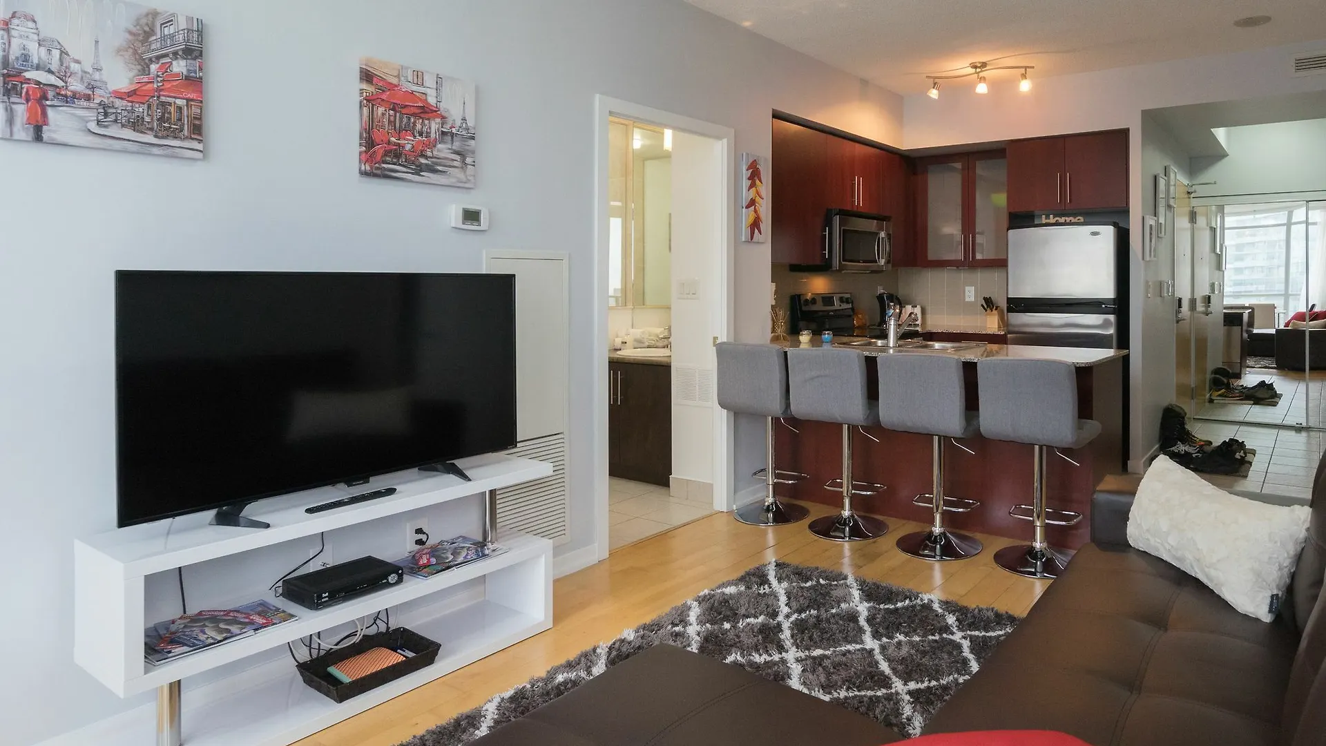 Applewood Suites - 3 Bdrm Ent. District 4*, Toronto Canada