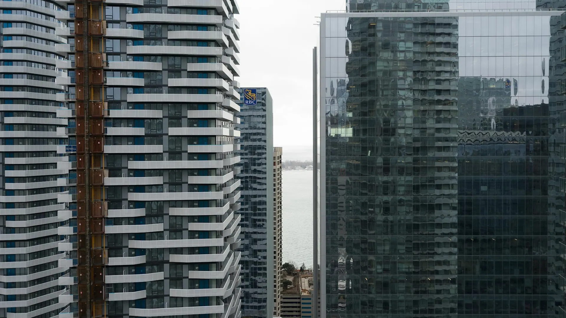 Applewood Suites - 3 Bdrm Ent. District Canada