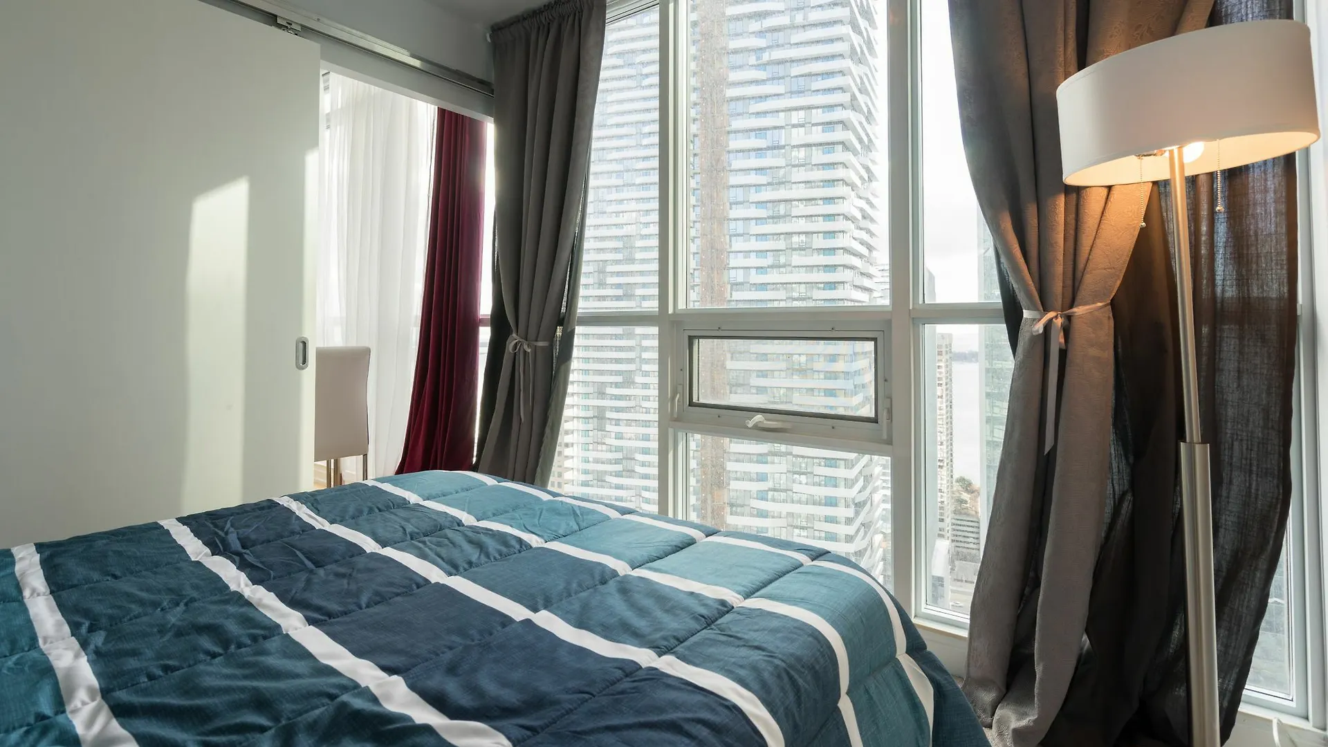 Applewood Suites - 3 Bdrm Ent. District 4*, Toronto Canada