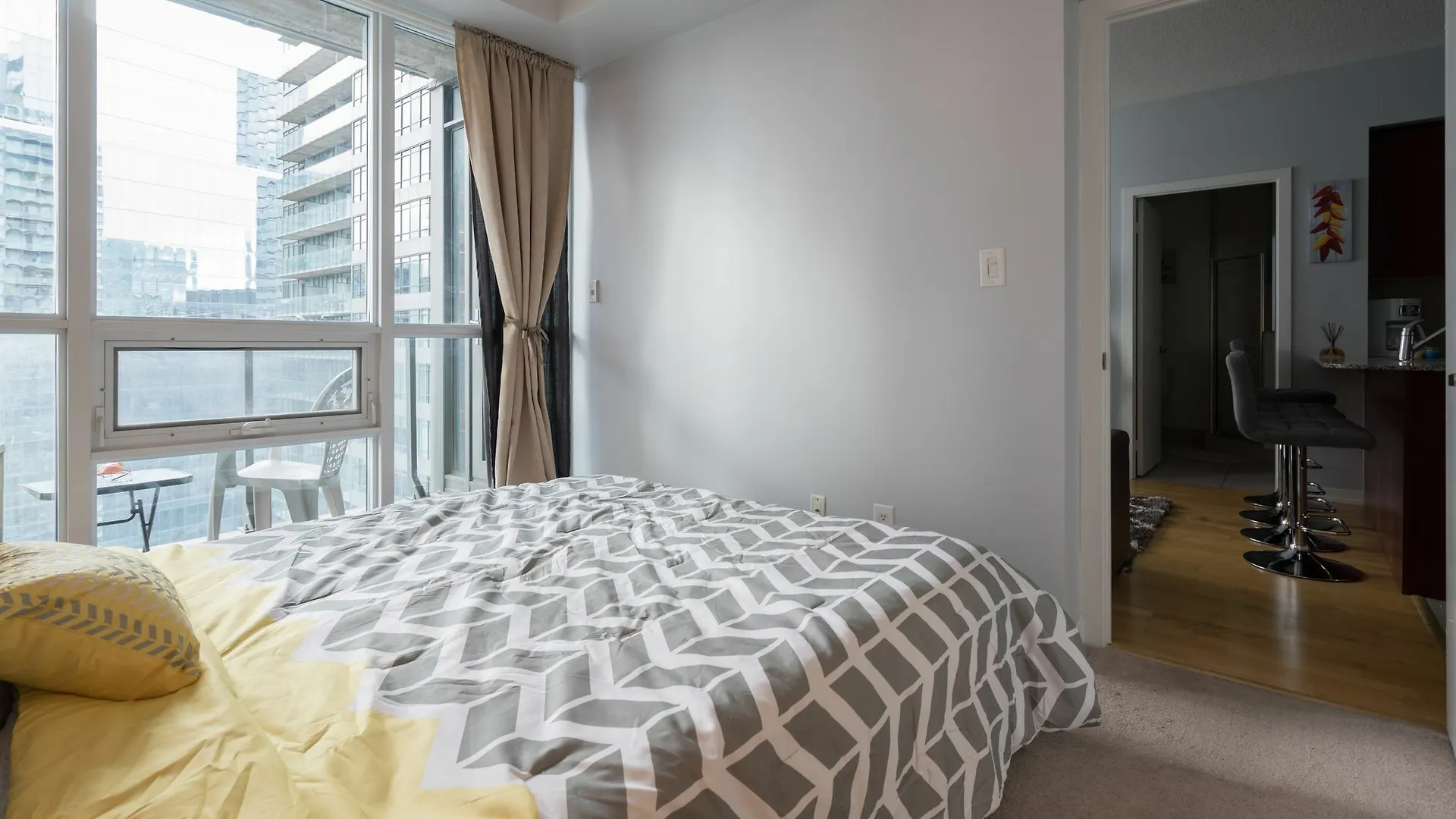 Applewood Suites - 3 Bdrm Ent. District