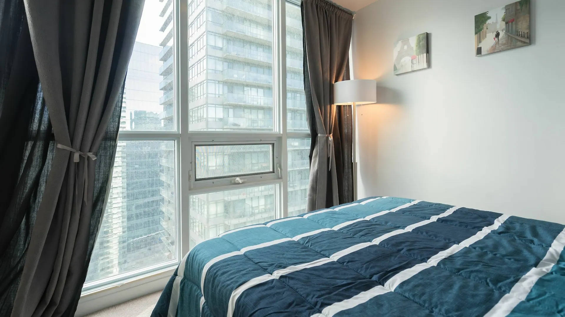 Applewood Suites - 3 Bdrm Ent. District Canada