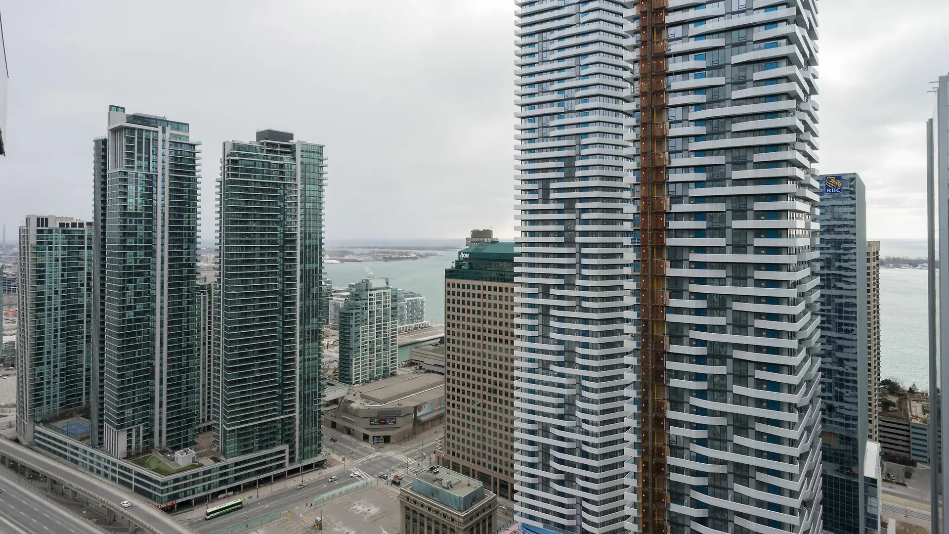 Applewood Suites - 3 Bdrm Ent. District