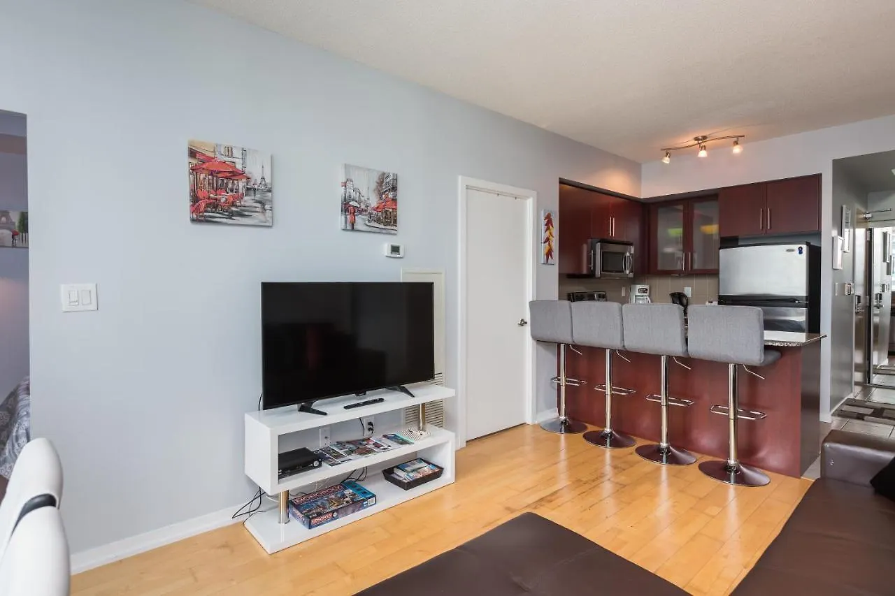 Applewood Suites - 3 Bdrm Ent. District Canada