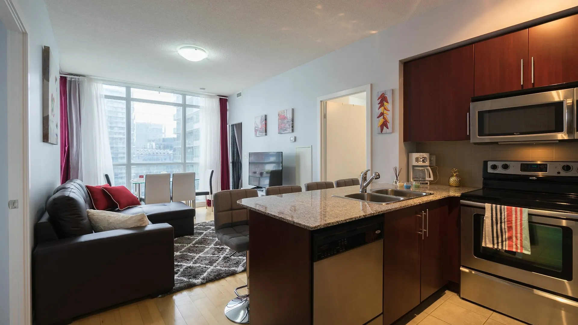**** Hotel Applewood Suites - 3 Bdrm Ent. District Canada
