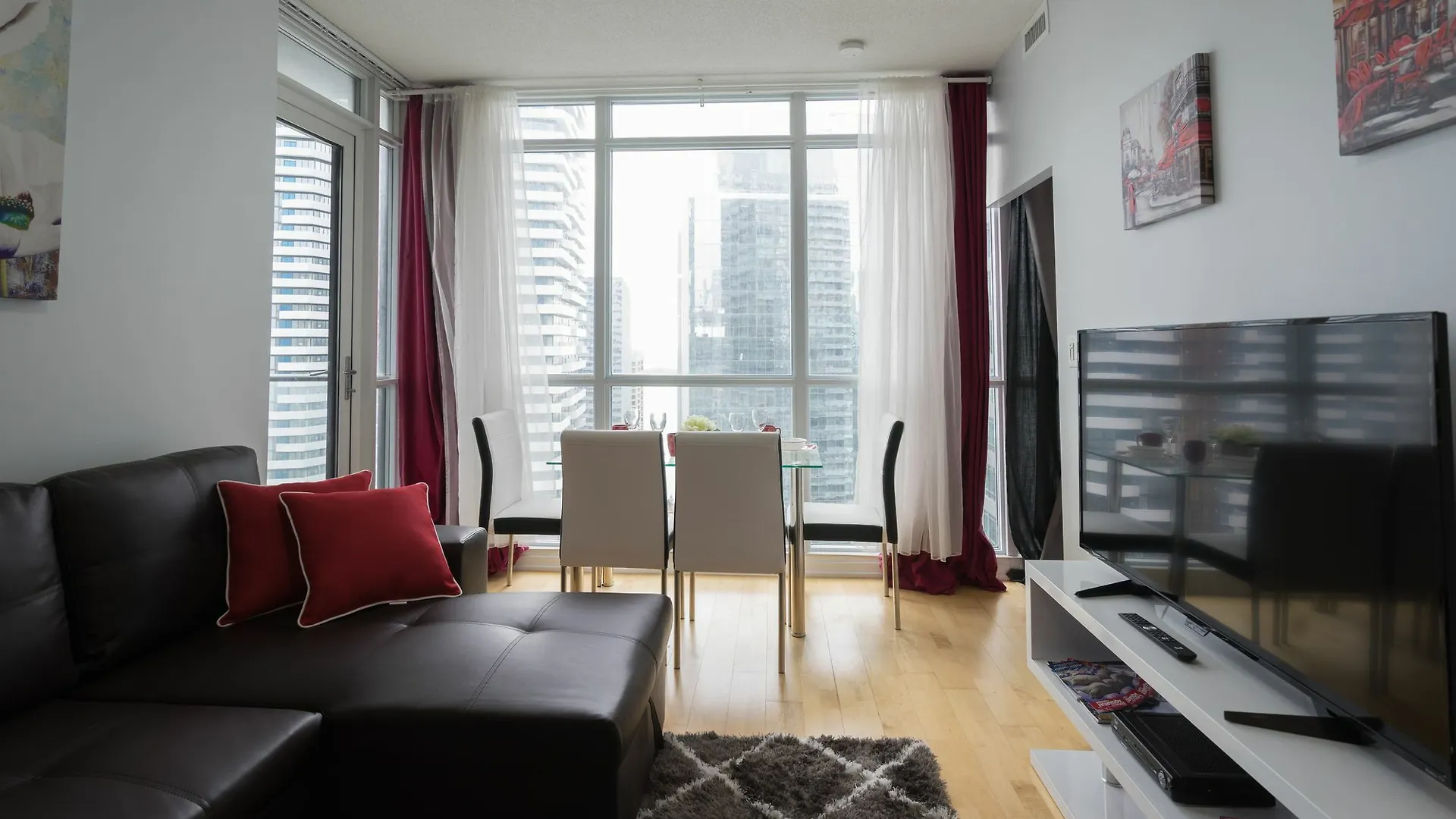 **** Hotel Applewood Suites - 3 Bdrm Ent. District Canada