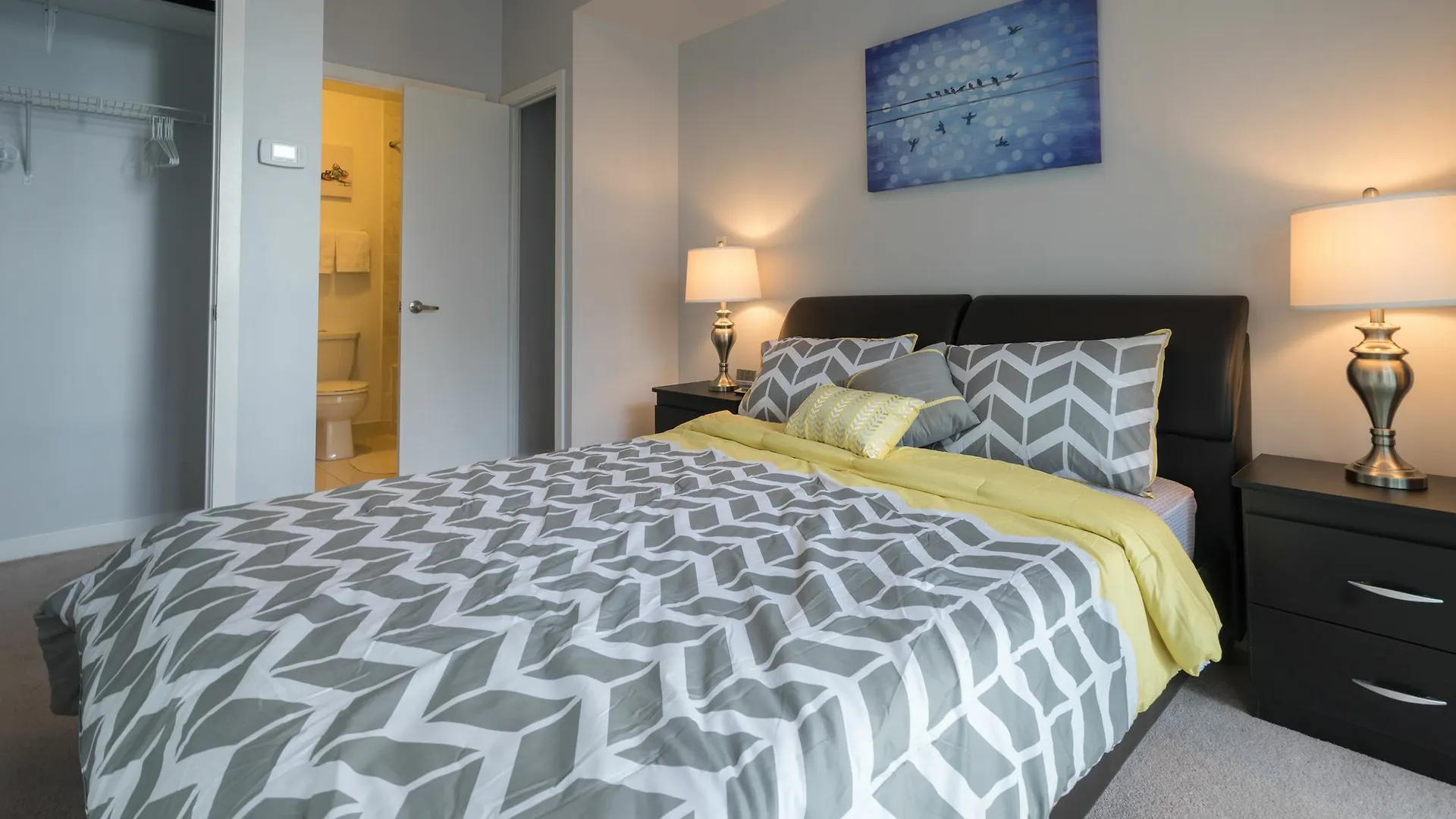 Applewood Suites - 3 Bdrm Ent. District Toronto