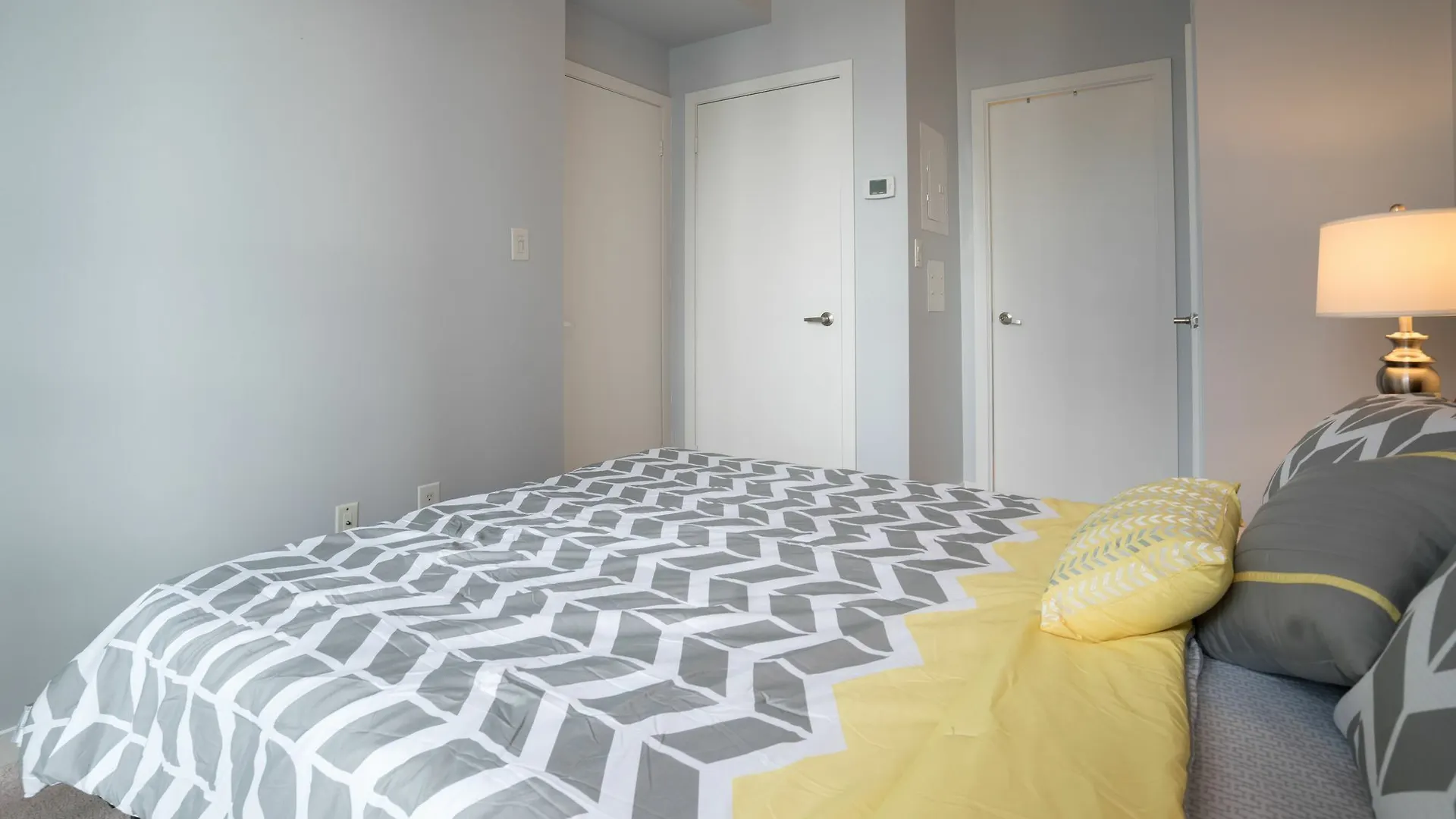 Applewood Suites - 3 Bdrm Ent. District 4*, Toronto Canada